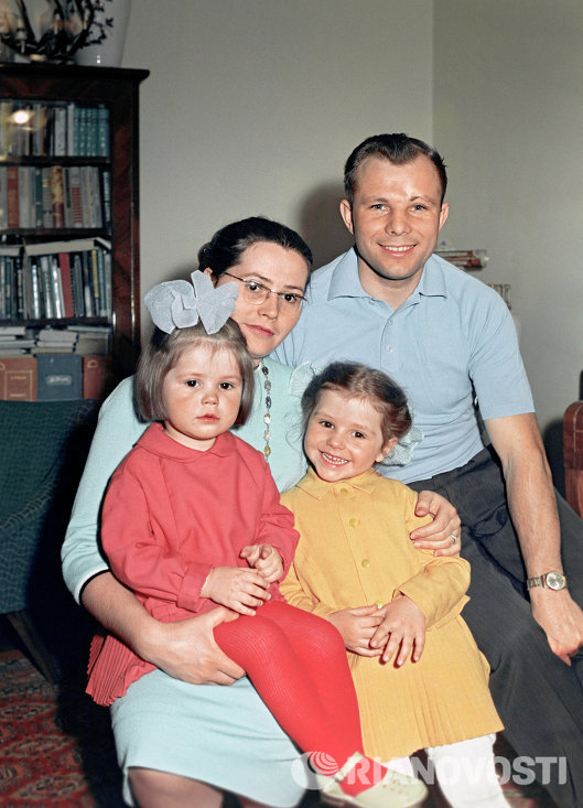 Гагарин с женой и дочерьми