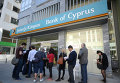 Жители у отделения одного из банков на Кипре