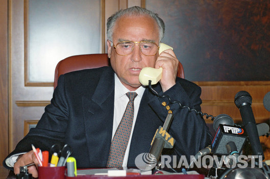 В.Черномырдин во время разговора по телефону с Ш.Басаевым