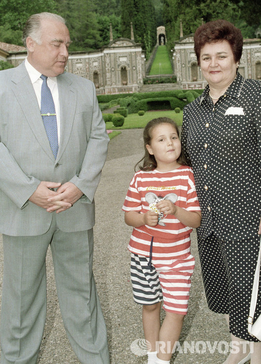 Виктор Черномырдин с женой и внучкой