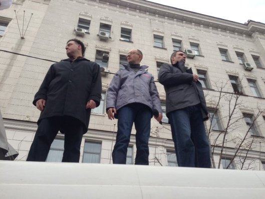 Лидеры оппозиционных фракций Олег Тягнибок, Арсений Яценюк и Виталий Кличко на акции протеста оппозиции в Харькове.