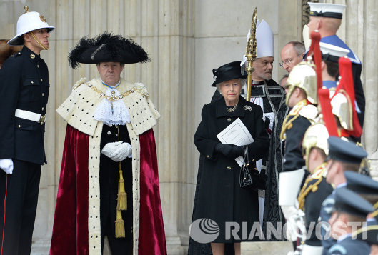 Королева Великобритании Елизавета II выходит из собора Святого Павла