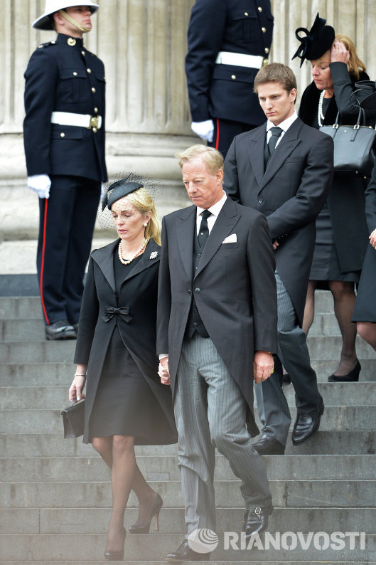 Сын Маргарет Тэтчер с супругой выходят из собора Святого Павла
