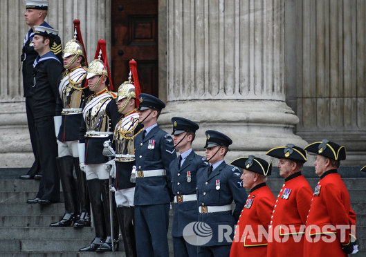 Военнослужащие стоят на ступенях собора Святого Павла