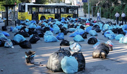 Разбросанные демонстрантами мешки для мусора
