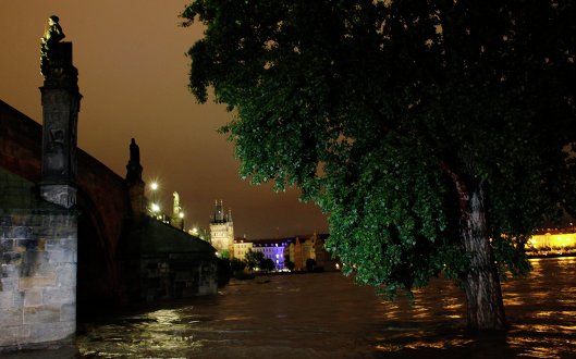 Река Влтава в Праге под средневековым Карловым мостом