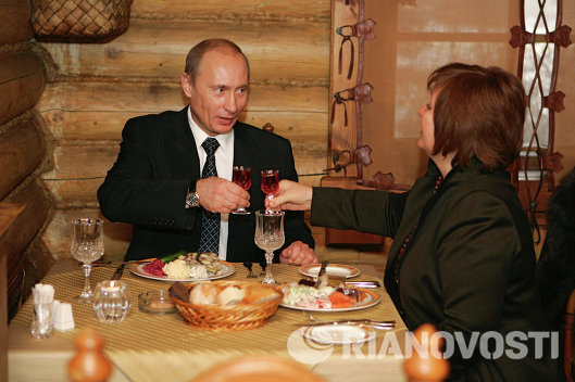 Президент России Владимир Путин с супругой Людмилой в одном из московских ресторанов