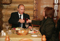 Президент России Владимир Путин с супругой Людмилой в одном из московских ресторанов