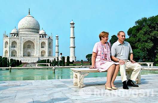 Владимир и Людмила Путины у мавзолея Тадж-Махал в Индии