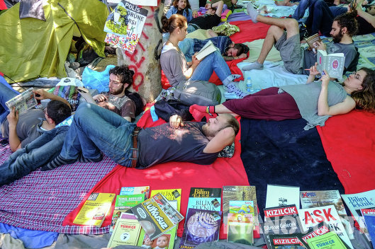 Лагерь протестующих в парке Гези в Стамбуле