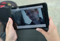 Журналист изучает фото Эдварда Сноудена