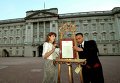 Свидетельство о рождении принца Кембриджского вывешивают у Букингемского дворца