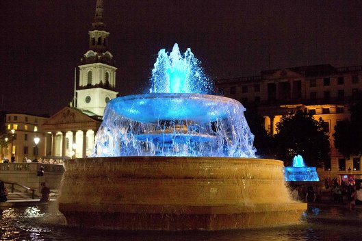 Фонтаны на Трафальгарской площади окрасились в голубой цвет после известий о рождении принца