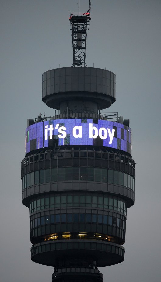Сообщение о новорожденном принце Кембриджском на башне British Telecom
