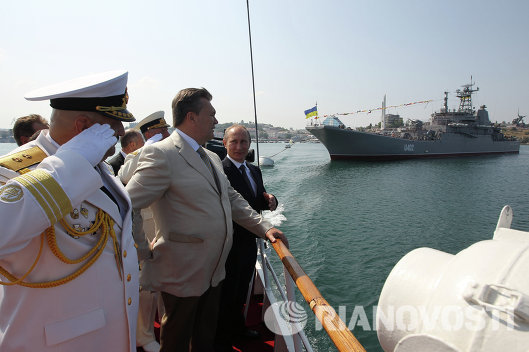 Владимир Путин и Виктор Янукович на мероприятиях в честь Дня ВМФ РФ и Дня флота Украины в Севастополе