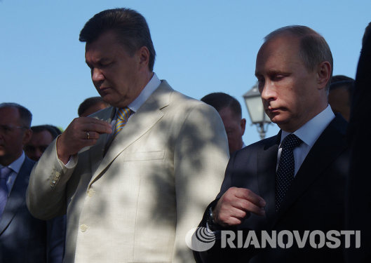 Владимир Путин и Виктор Янукович на церемонии освящения нового колокола Владимирского собора в Севастополе