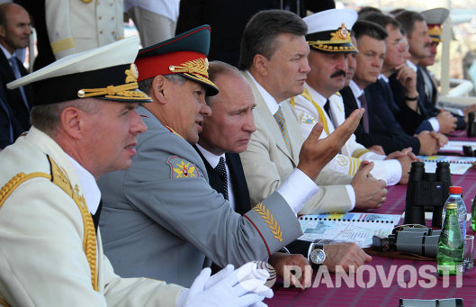 Владимир Путин и Виктор Янукович во время торжеств в честь Дня ВМФ РФ и Дня флота Украины в Севастополе
