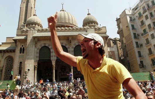Сторонник свергнутого президента Египта Мурси о время акции протеста в Каире