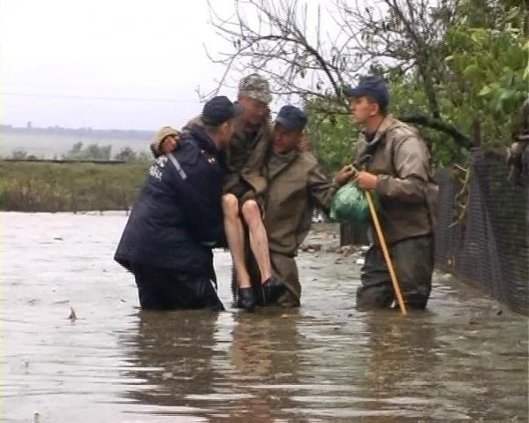 Спасатели эвакуируют людей из затопленного района в Одесской области