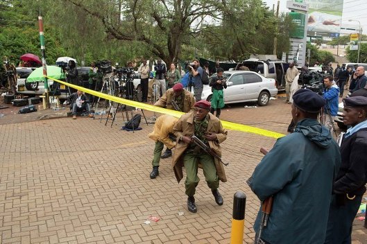 Военные у торгового центра в Найроби (Кения), фото с места события.