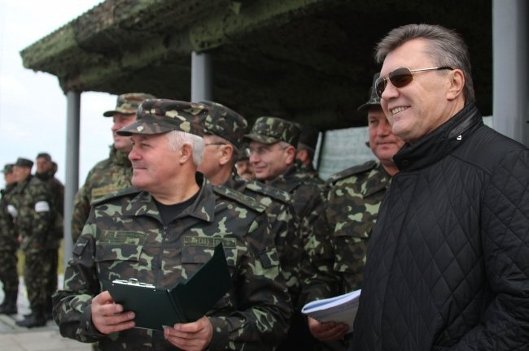 Виктор Янукович на демонстрационно-тактических учениях ВВС Украины