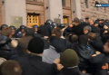 Сторонники оппозиции штурмуют Киевсовет