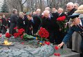 Возложение цветов к могиле Неизвестного солдата