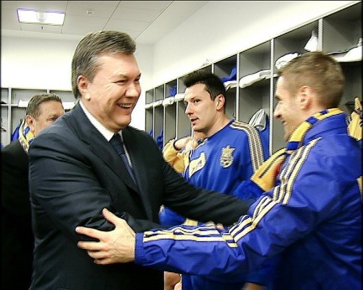Президент  Украины Виктор Янукович поздравляет украинских футболистов с победой надо сборной Франции.