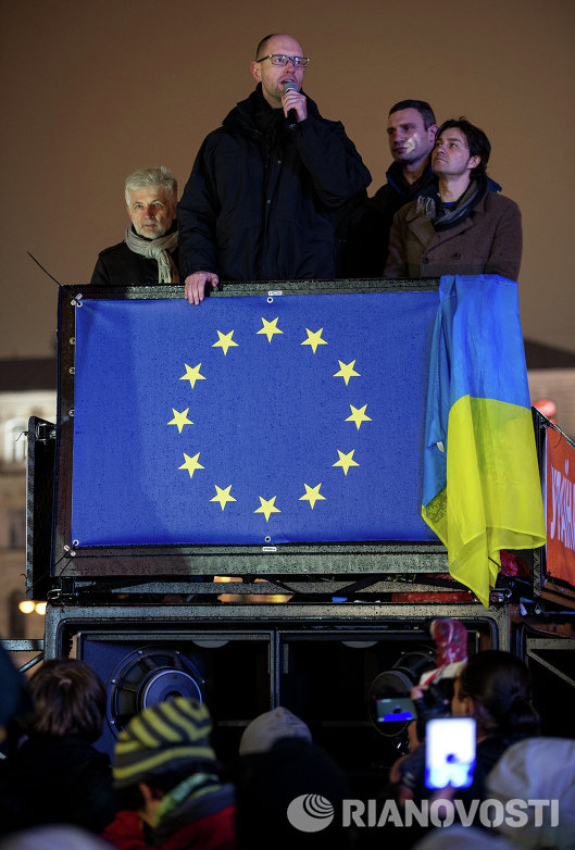 Арсений Яценюк и Виталий Кличко - на акции сторонников вступления в Евросоюз на Майдане