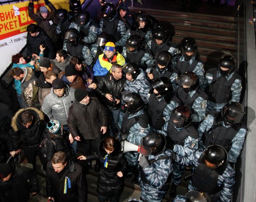 Милиция вытесняет протестующих с Майдана Незалежности