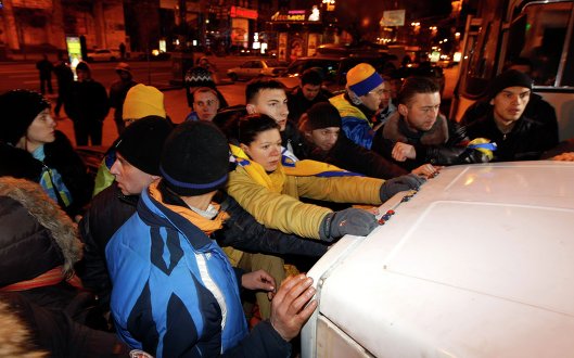 Участники Евромайдана блокируют автомобиль милиции в ночь на 30 ноября