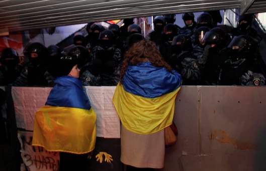 Участники Евромайдана у блокированного выхода из метро на Майдан Незалежности