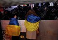 Участники Евромайдана у блокированного выхода из метро на Майдан Незалежности