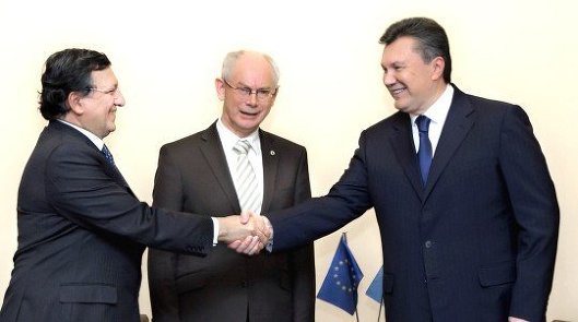 Президент Украины Виктор Янукович с главой Еврокомиссии Жозе Мануэлом Баррозу и председателем Европейского совета Херманом ван Ромпеем