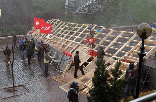 Заграждения протестующих на улицах, прилегающих к правительственным зданиям в Киеве