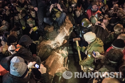 Снос памятника Ленину в центре Киева