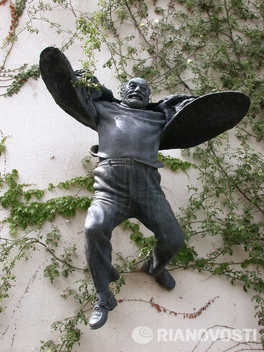 Памятник кинорежиссеру Сергею Параджанову в Тбилиси