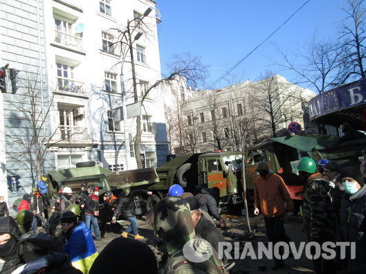 Радикалы бросают камни в оцепление милиции на улице Грушевского