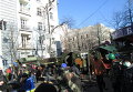 Радикалы бросают камни в оцепление милиции на улице Грушевского