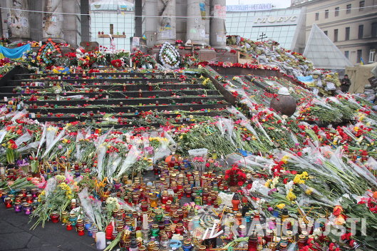 Цветы у стелы на Майдане