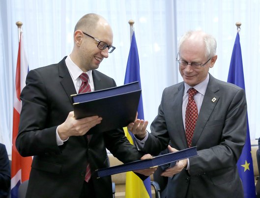 Украина и ЕС подписали поличасть ассоциации. Арсений Яценюк и Херман Ван Ромпей