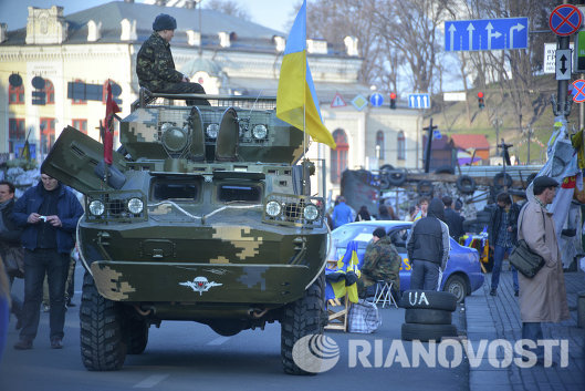 Военная стоит на Крещатике в поддержку Крыма
