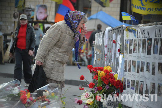 Женщина читает список погибших на Майдане Незалежности