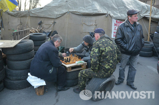 Игра в шахматы - одно из развлечений на главной площади.