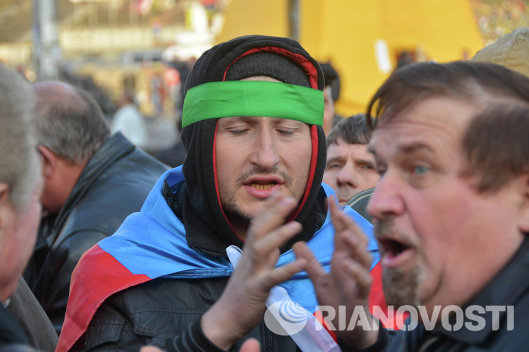Митингующие беседуют на тему ситуации в крыму.