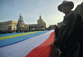 В поддержку Крыма на крещатик под сцену вынесли флаги Украины Крыма и крымских татар.