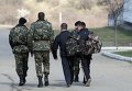 Украинские военные покидают воинскую часть в Крыму. Архивное фото