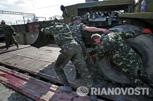 Украинские военные вывозят технику из Крыма