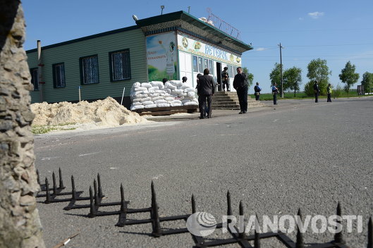 Проверка автомобилей активистов сотрудниками МВД Украины на посту ГАИ