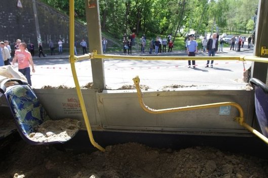 Грузовик со сломанными тормозами врезался в троллейбус в Киеве